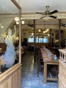 Entrée du Polidor, restaurant pas cher et historique de Paris
